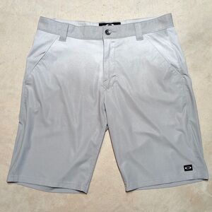Oakley Performance Shorts Size 34 Golf Moisture Wicking Comfort Grey Ombre